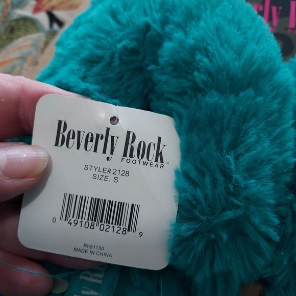NWT Beverly Rock Footwear Fuzzy Thong Sandals Teal sz S 5-6 1/2 - Picture 4 of 5